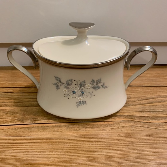 Lenox Other - Lenox Windsong sugar bowl w/ lid-perfect!